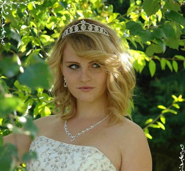 Svadobny-účes-s-diadémom-svadobné-šaty-kamienky