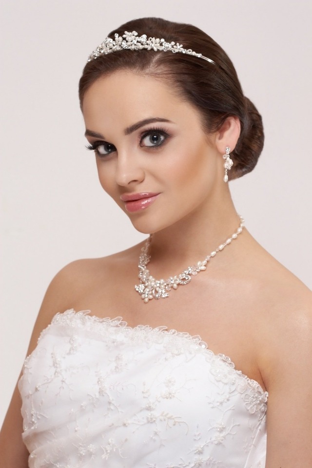 Svadobný účes-s diadémami-kamienkami-náhrdelník-perlové náušnice