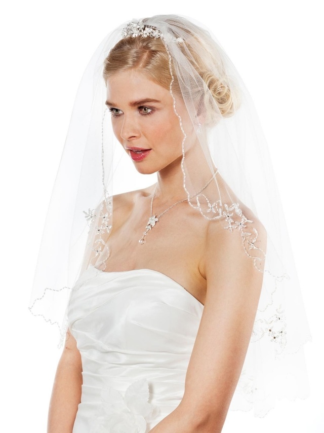 Tradičný závoj s diadémom updo