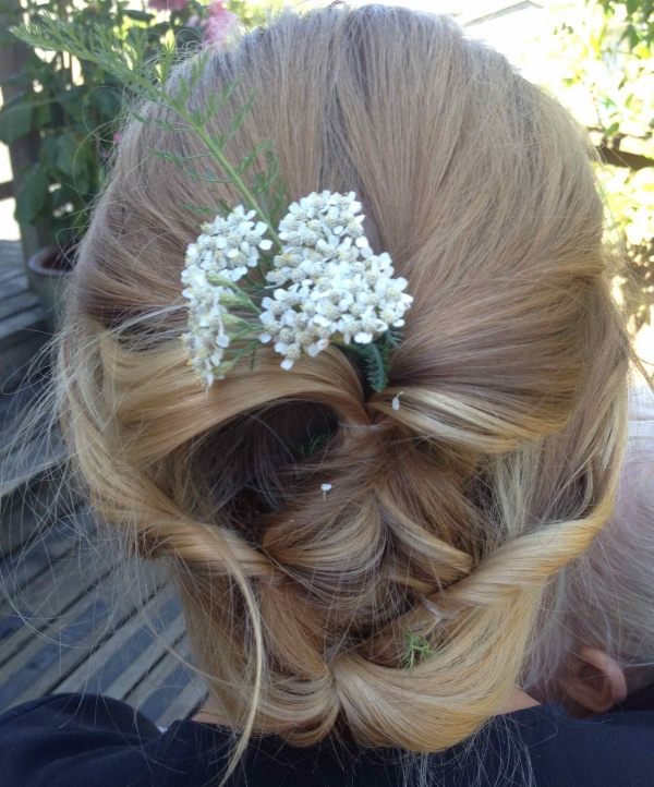 Tento uzol pozostáva z ležérneho vrkoča zaujímavé-updo-účes-s-skutočnými kvetmi