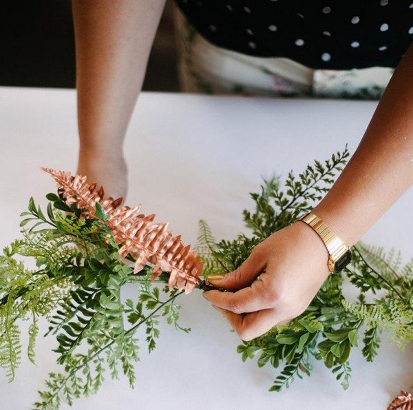 Zelené rastliny nájdete v každom ročnom období veniec-2-krok-nápad-diy-stôl-dekorácia