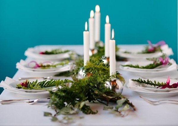 Stredobodom dekorácie sú sviečky Girlanda-konečná príprava-dekorácia stolu-posledný krok