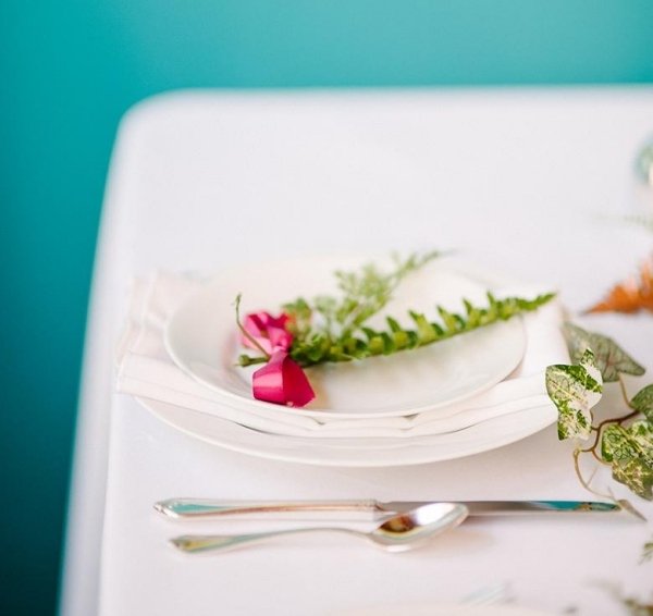 Malé listy v tanieroch pre hostí girlanda-4-kroková-dekorácia-stola-nápad-sami