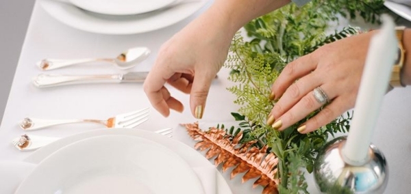 Kombinácia listov v bronzovej a zelenej farbe veniec-3-krok-urob si sám-dekorácia-stôl