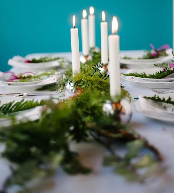 Pekná dekorácia na zelenom stole Garland-as-table-decoration-design-yourself