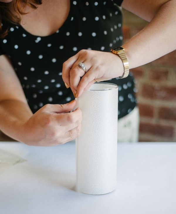 Nájdite pekný papier v obchode s remeslami sviečka-dekorácia-návod-nápad-ako si ju vyrobiť