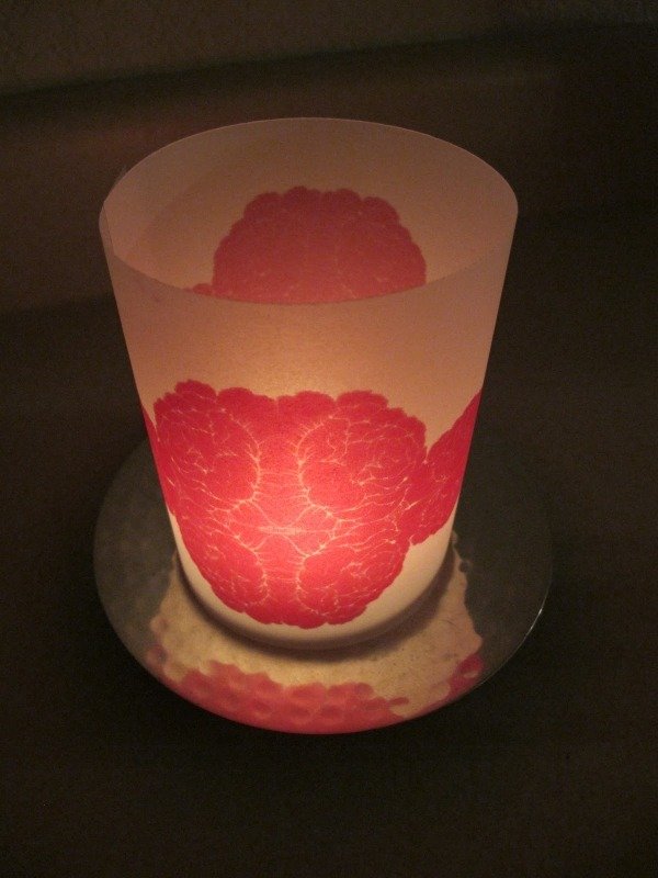 Pergamenový papier s potlačou ruží sviečky-dekorácia-pergamen-ruže-čaj-svetlo