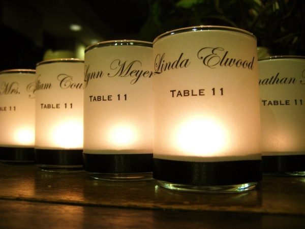 Číslo tabuľky je možné vytlačiť vopred pergamen-dekoracia-sviecky-idea-svadba