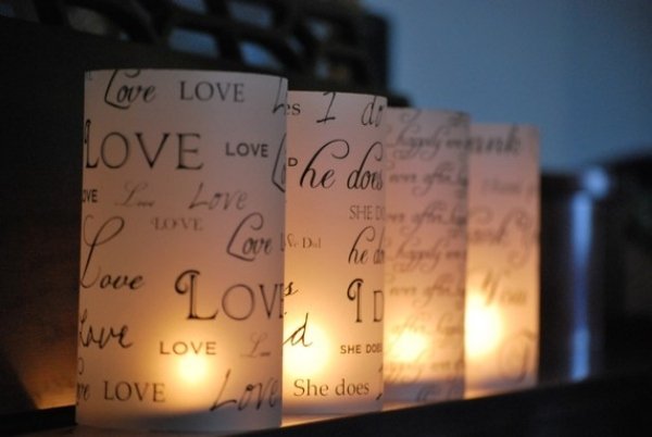 Papier s výtlačkami vyzerá elegantne svadobné sviečky-nápad-láska-písanie-pergamenová výzdoba