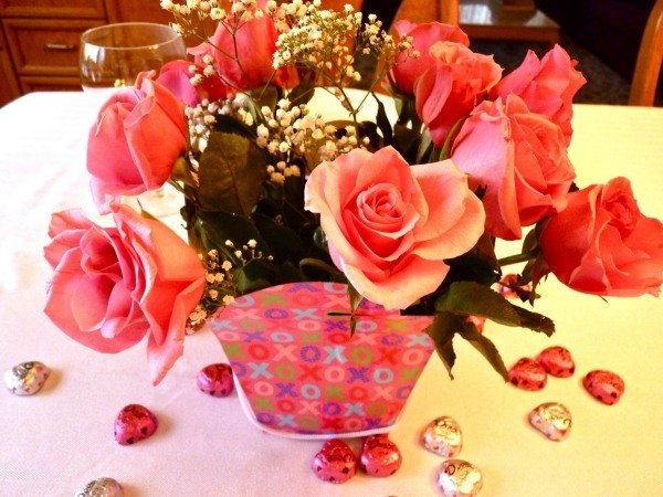 romantika-nápad-stôl-dekorácia-ruže-svadba-dizajn