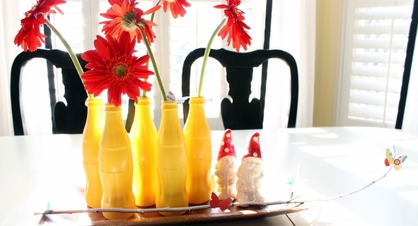 farebná-cola-fľaša-váza-nápady-dekorácia