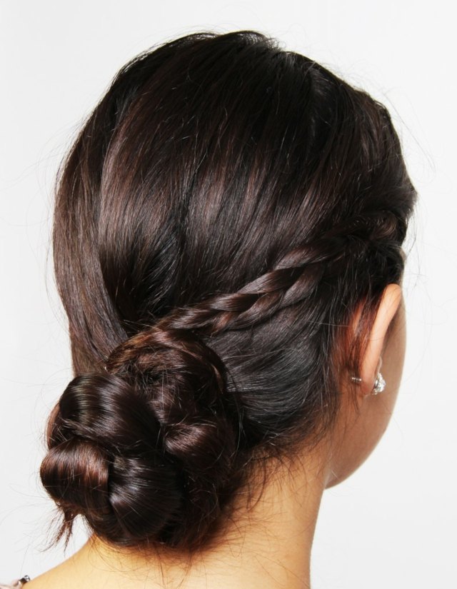 Updo vrkoče dievča krásne romantické hravé Dievča krásne romantické hravý krok 4