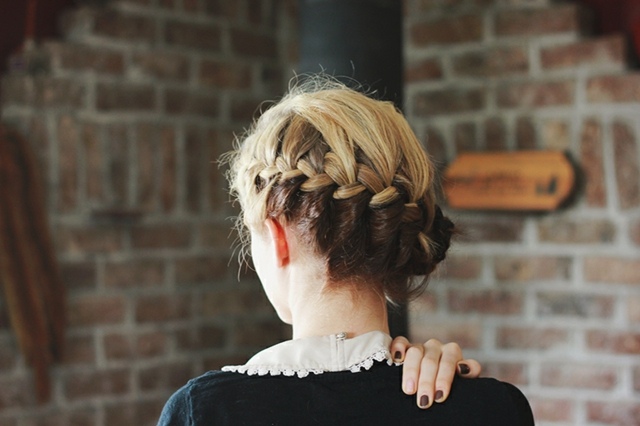 Pokyny pre účes Updo, krok 5 vzadu Pokyny, krok 5 pohľad zozadu