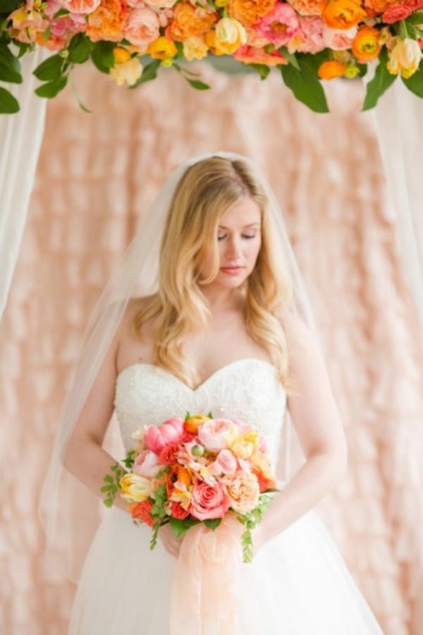 Romantický vzhľad nevesty je v harmónii s výzdobou nevesta-stredomorska-svadba-idea-kvetinove saty