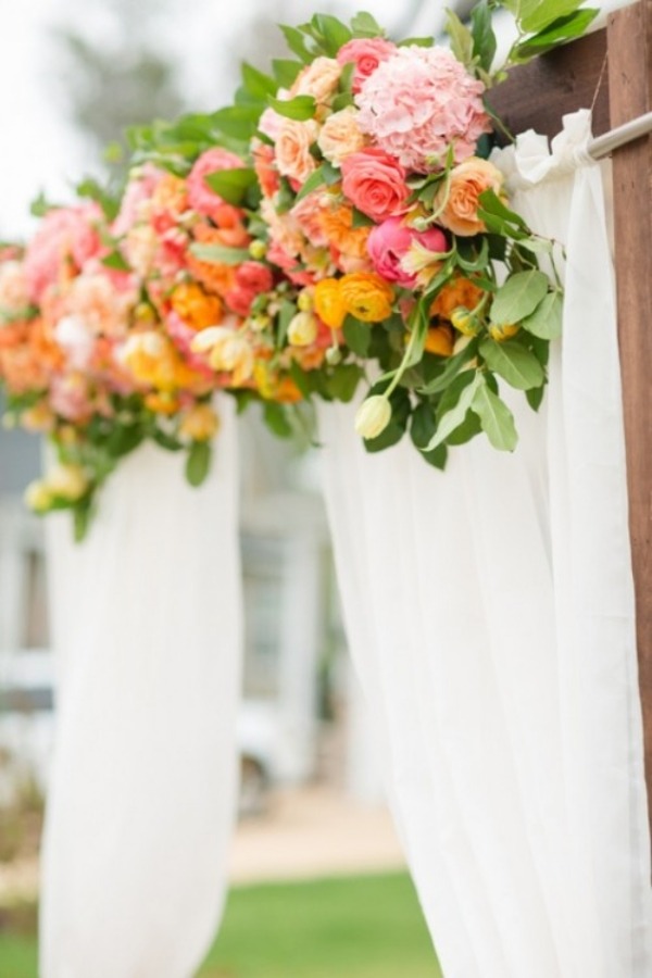 Vyberajú sa kvety vo veľmi sviežich farbách citrusová výzdoba-kvety-stredomorský-štýl-svadba