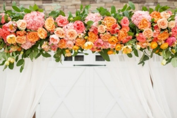 Biele šifónové závesy prinášajú romantiku manželstvo-pár-stôl-dekorácia-nápad-kvety-pastel