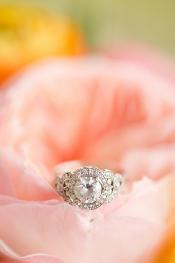 Efektívna poloha svadobného prstenca snubný prsteň-nevesta-dekorácia-šifón-nápad
