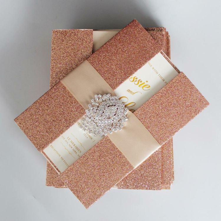 Trblietavé obálky na svadobné oznámenia