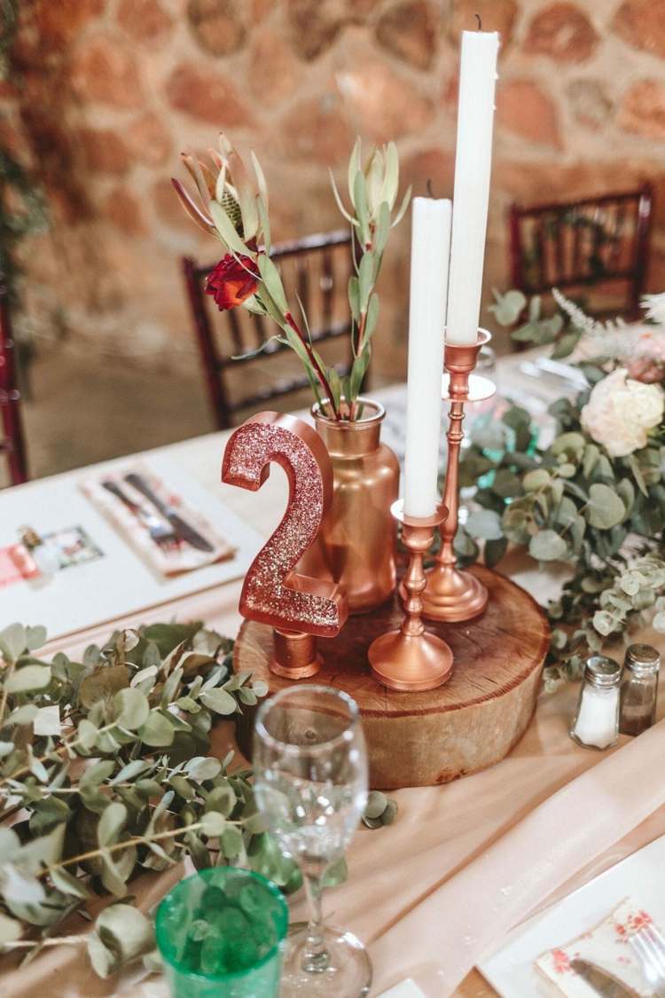 Zostavte dekorácie na stôl na svadbu v ružovom zlate s meďou