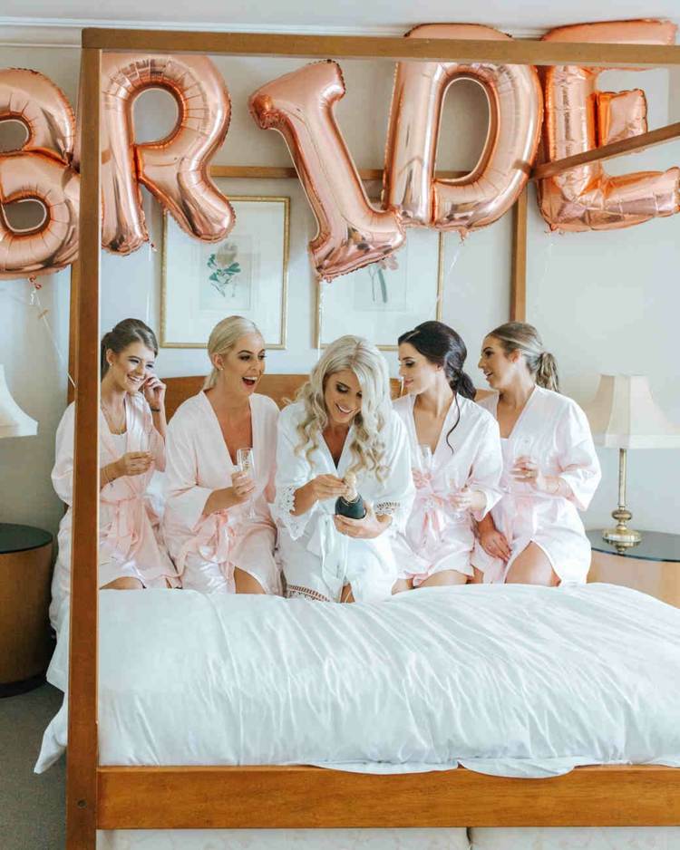 Medené balóniky a vo forme písmen ako svadobná výzdoba