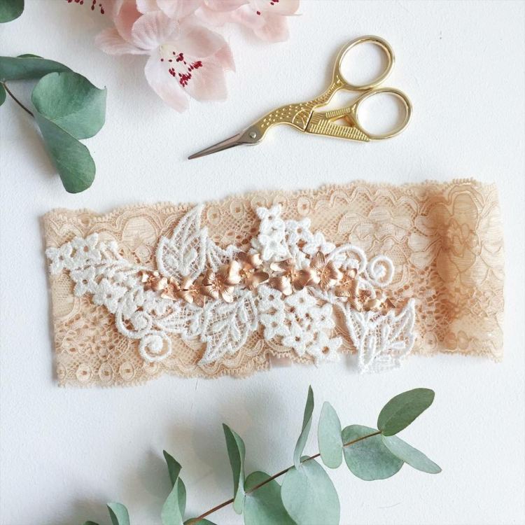Romantický čipkovaný podväzok s kvetinovou výzdobou