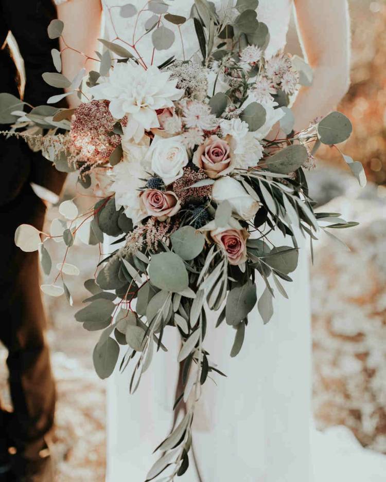 Farbu ružového zlata je možné použiť aj vo svadobnej kytici vo forme ružových ruží