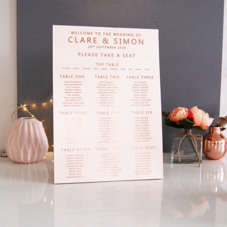 Usporiadanie sedenia s nápisom z ružového zlata as medenými ozdobami