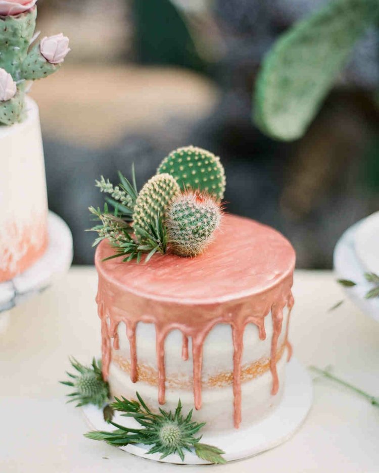 Originálna svadobná torta s medenou polevou a kaktusmi ako ozdoba torty