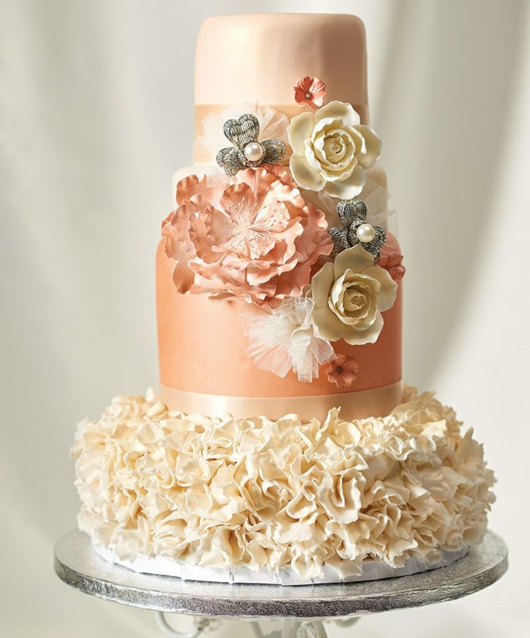 Krásna svadobná torta s kvetmi a jemnými farbami