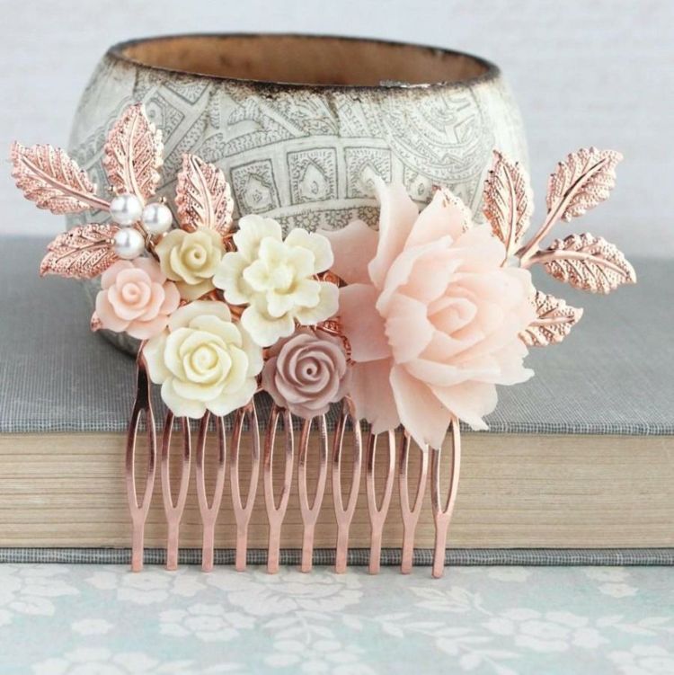 Svadobný hrebeň z ružového zlata možno použiť ako doplnok do vlasov