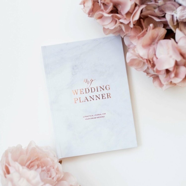 Kovové písmo pre elegantný prízvuk na pozvánkach a ďalších veciach