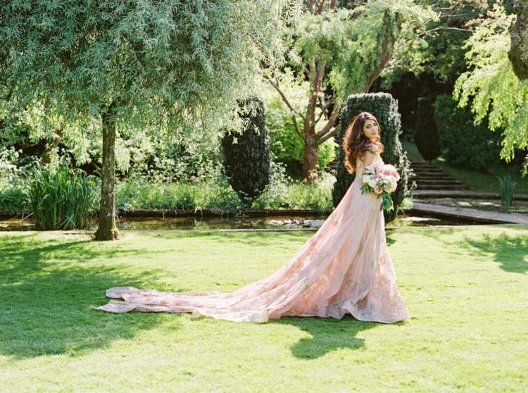 Krásne svadobné šaty s vlečkou na svadbu z ružového zlata