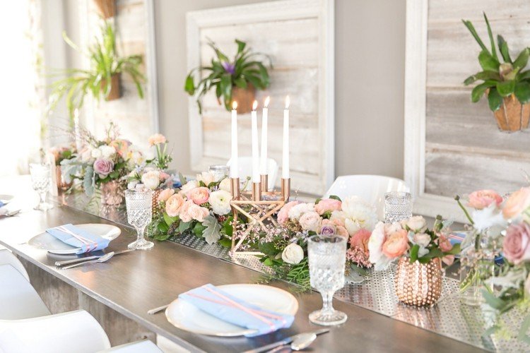 Svadobná dekorácia na svadbu v ružovom zlate, modrej a zelenej farbe