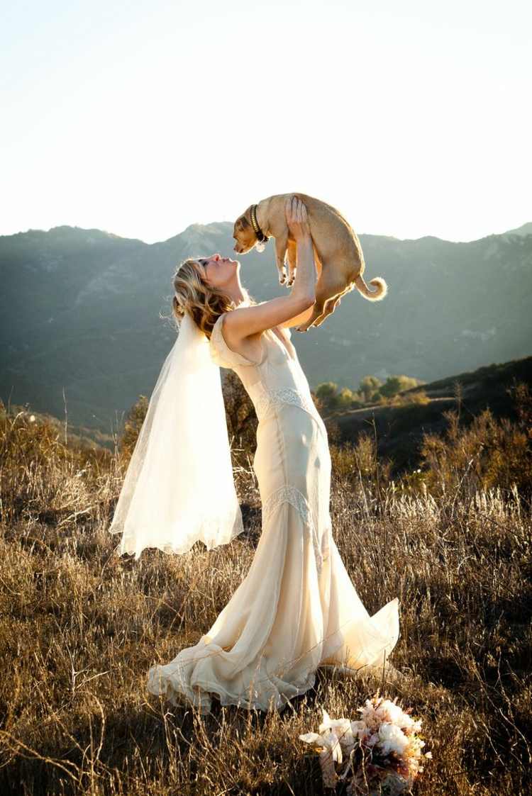 Pes by mal mať na svadbu čo najpokojnejší charakter svadba so psom šteňa-lúka-svadobné-šaty-závoj-svadba