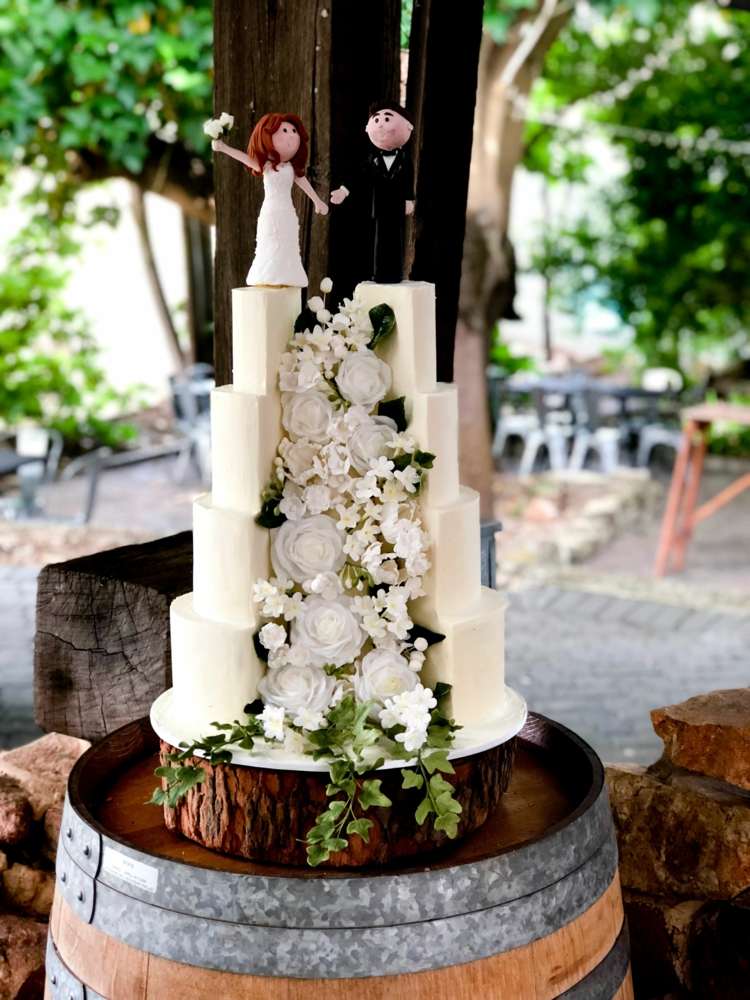 Skombinujte tradičnú svadobnú tortu s inovatívnymi nápadmi