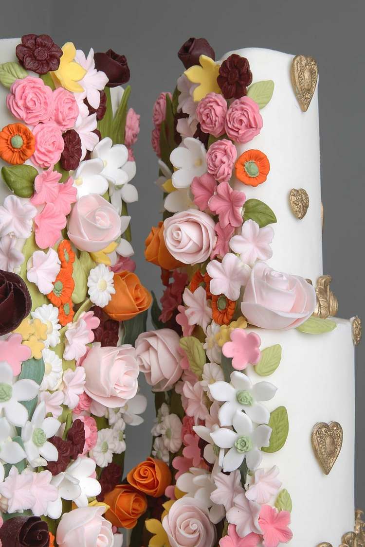 Iný druh delenej svadobnej torty s množstvom jedlých kvetov vyrobených z cukru