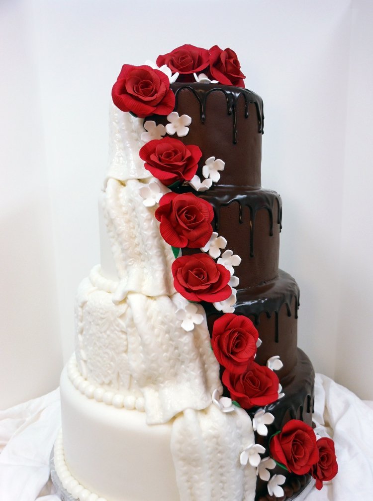Červené ruže oddeľujú fondán a čokoládu