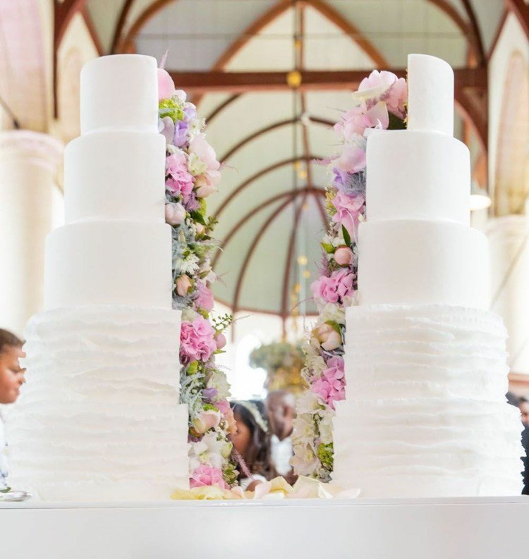 Vyrobte si polovičné torty na svadbu s množstvom kvetov