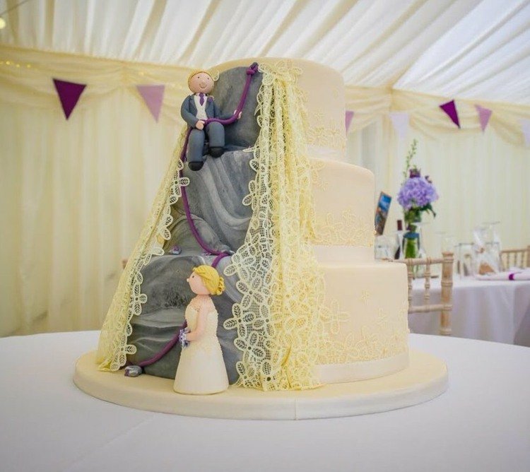 Nápad na tortu, ktorá napodobňuje horu a figúrky z čipky a torty ako ozdoba