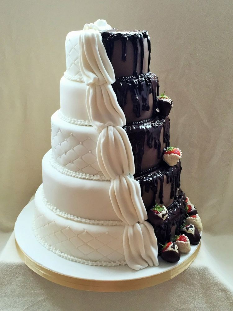 Inšpirácia pri navrhovaní čokoládového koláča s bielym fondantom a jahodami