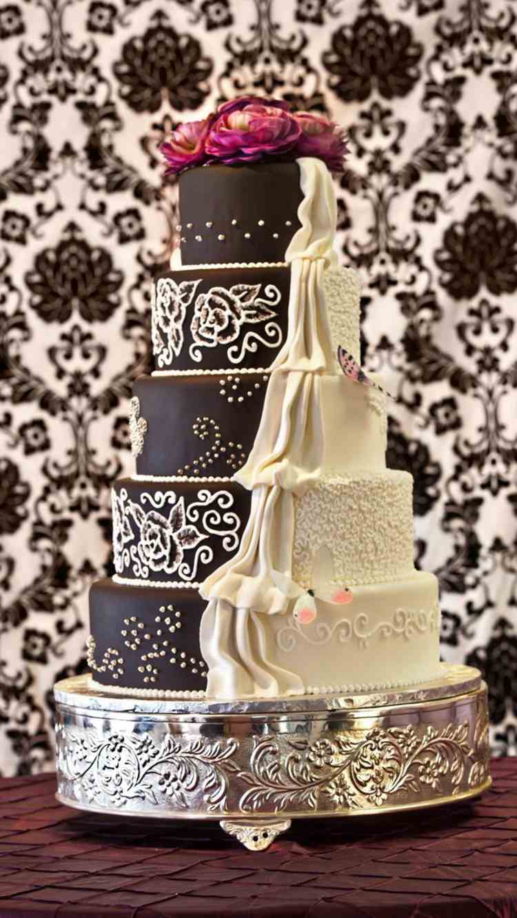 Pekná kombinácia farby šampanského a hnedej s jemnými ozdobami