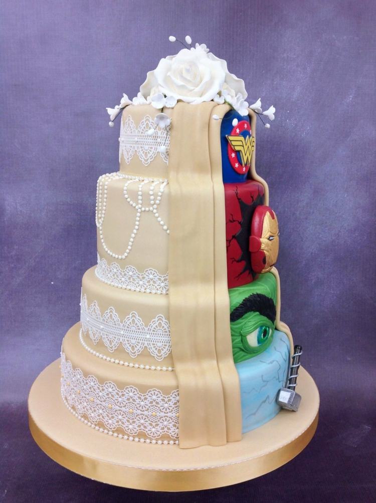 krásna svadobná torta v šampanskom s bielou čipkou a superhrdinom pre muža