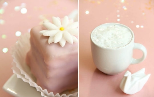 sladké sústa jesť kávu piť ružový čerešňový mandľový krém lahodný sladké sústa jesť kávu piť ružovú dekoráciu figúrky schwann