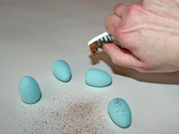 Kartónové veľkonočné vajíčka sfarbujúce a preháňajúce efekt prepeličích vajec