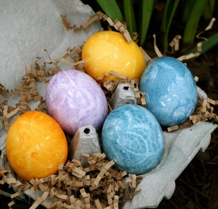 veľkonočné vajíčka-zdobenie-čipka-vzor-farbenie-technika