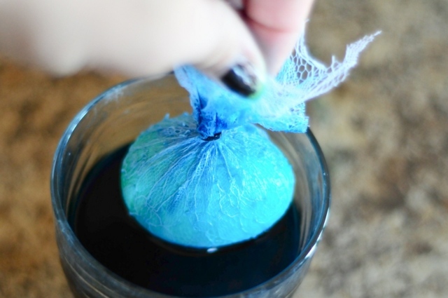 Nápad zabaliť čipkovanú výzdobu, aby ste si Veľkú noc urobili sami