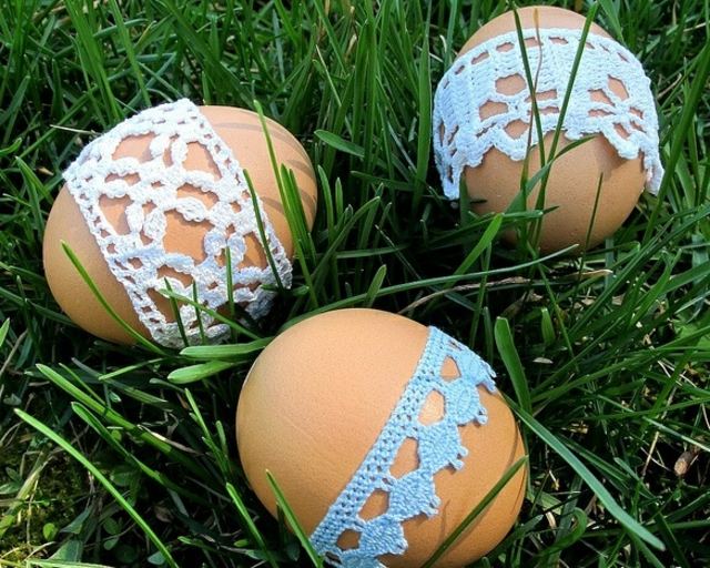 Nálepka s veľkonočnými vajíčkami zdobí vzhľad prírody