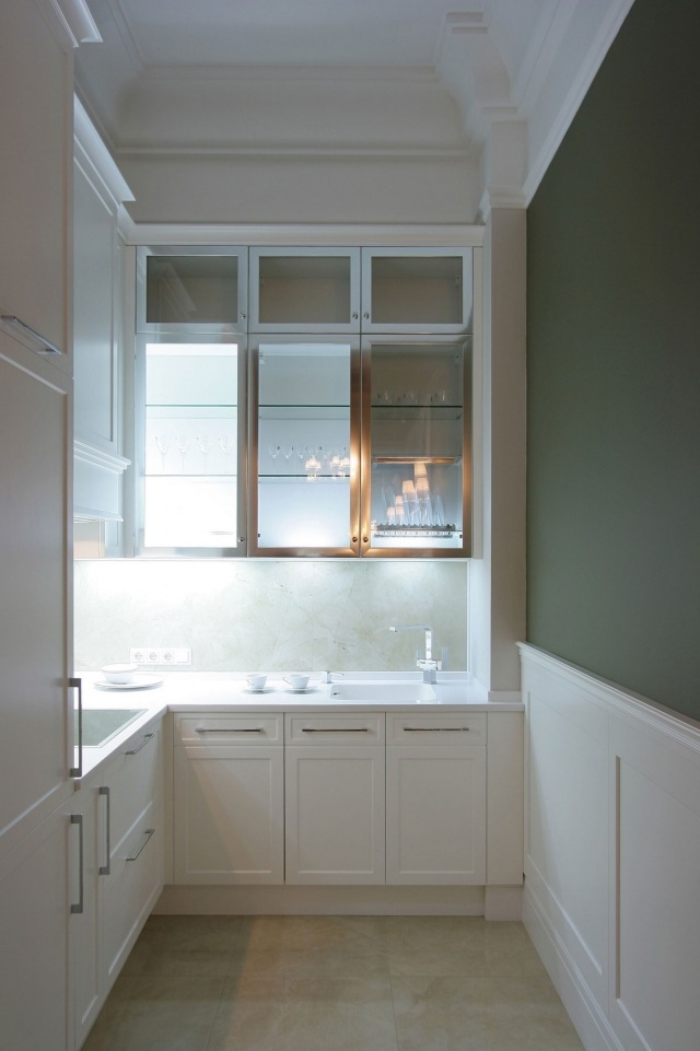 malé kuchynské biele skrinky sklenené fronty podsvietené svetlá malá kuchyňa-biele-skrinky-sklenené-čelné-pod-skriňové-svetlá