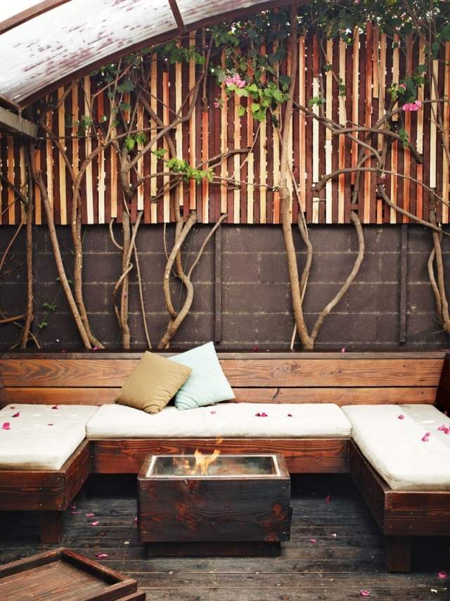 malý byt dvorný krb priemyselný štýl drevo