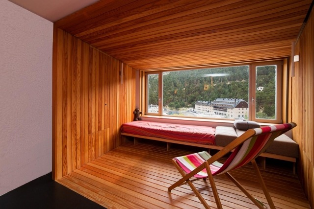 Konverzia-malý-byt-sedenie-výklenok-pri-okne-skladacia stolička